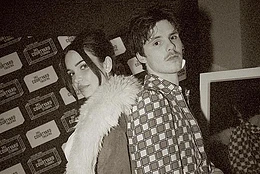 Круз Бекхэм и его девушка Джеки Апостел демонстрировали нежные чувства, как никогда раньше, во время европейского тура его группы The Breakers