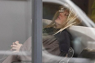 Элли Голдинг впервые замечена на публике спустя три недели после новости о рождении «прекрасного» второго ребенка