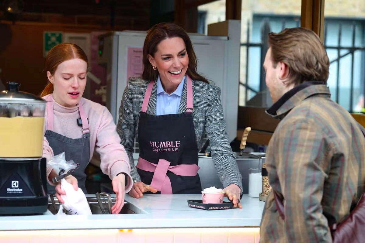 Кейт Миддлтон за прилавком: принцесса Уэльская приготовила кофе для Уильяма и рассказала об отказе от алкоголя