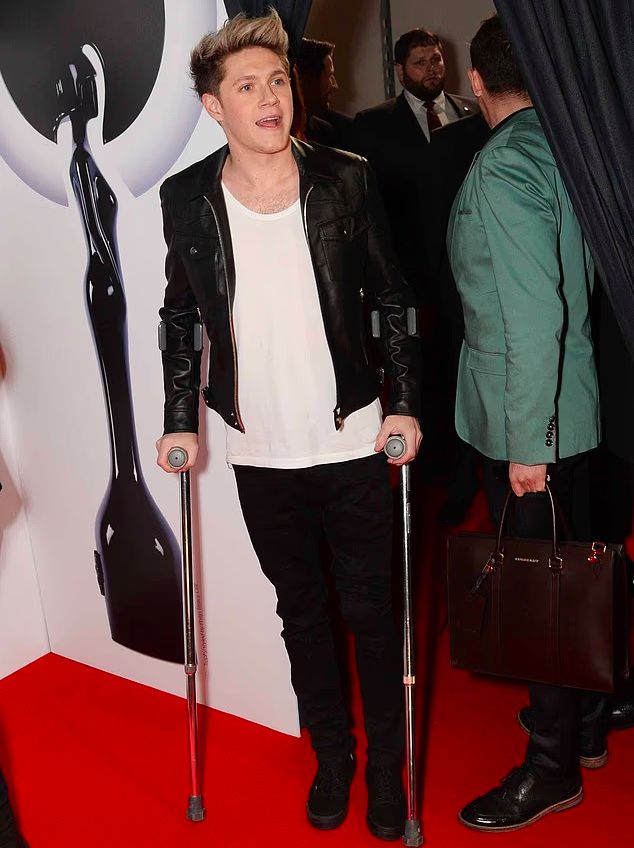 «Мои суставы изношены»: Найл Хоран откровенно рассказал о страхе перед операциями, смерти Лиама Пейна и поддержке любимой девушки