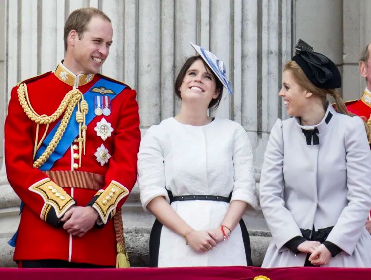 Принцессам Беатрис и Евгении запретили посещать королевские скачки в Аскоте
