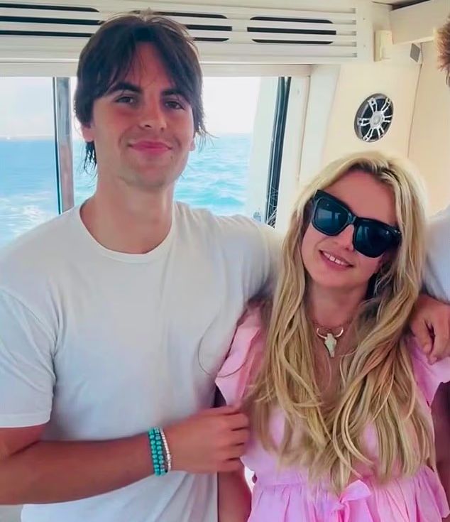 К чему бы это? Сын Бритни Спирс внезапно стал использовать её фамилию