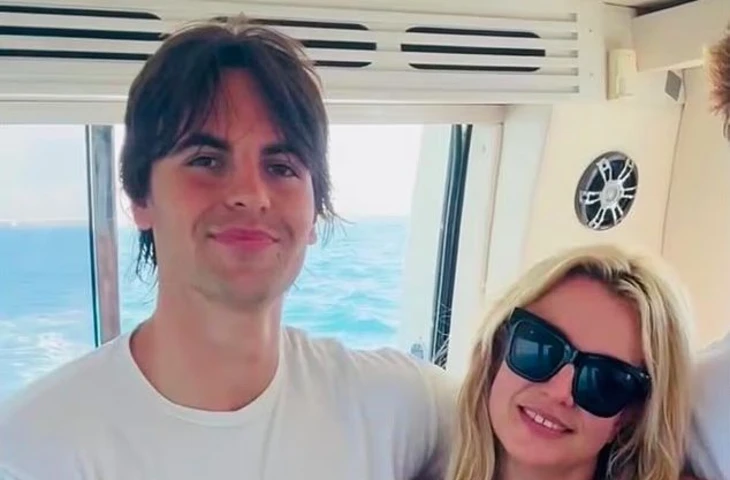 К чему бы это? Сын Бритни Спирс внезапно стал использовать её фамилию