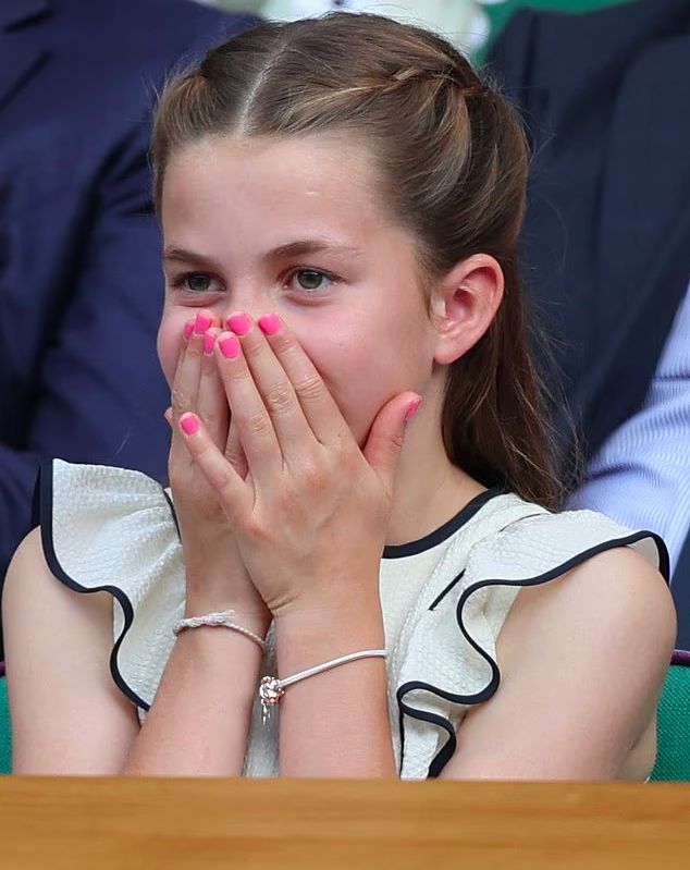 Маникюр принцессы Шарлотты: когда пора разрешать дочке красить ногти?