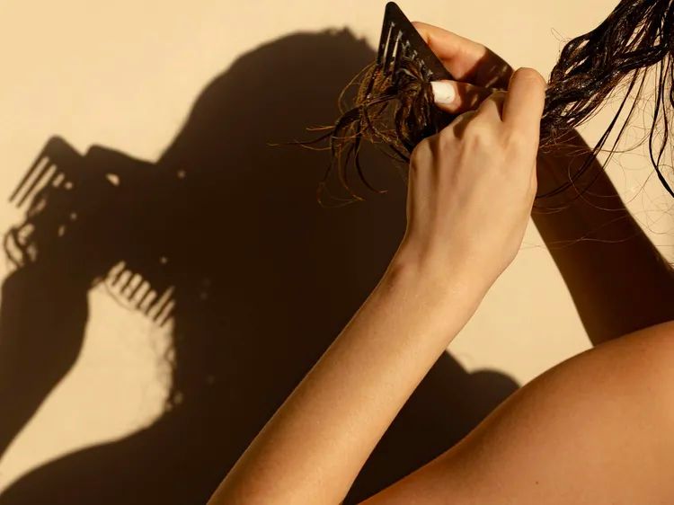 Секреты идеальных локонов: 8 типичных ошибок при мытье головы, которые портят волосы