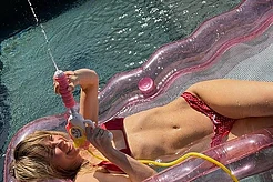 Суки Уотерхаус восхитила поклонников, публикуя снимки, где она загорает в бассейне