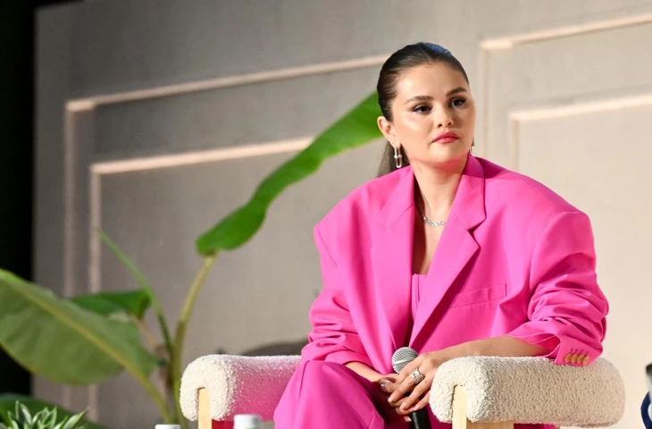 Актриса и певица Селена Гомес продолжает открыто говорить о своем психическом здоровье после постановки ей диагноза биполярного расстройства