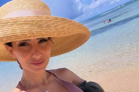 Хилария Болдуин, что бывает нечасто, показала свою эффектную фигуру в купальниках во время весенних каникул в тропическом месте