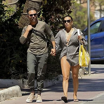 Ева Лонгория провела семейный день на пляже в Марбелье с мужем Хосе Бастоном во вторник