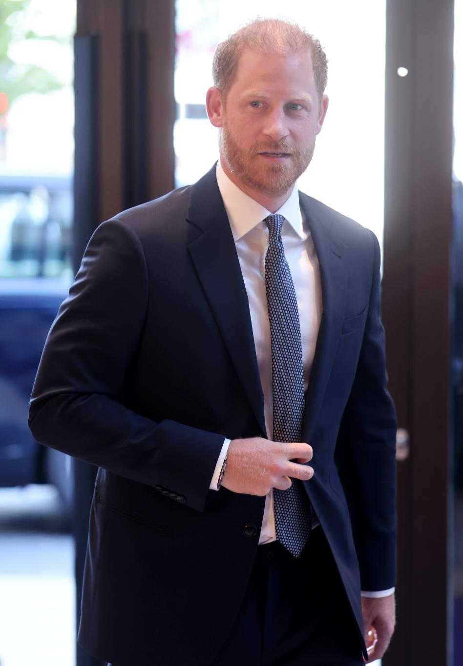 Принц Гарри, как сообщается, называл журналистку «сахарок» и упоминал их «кинообъятия» в серии флиртующих сообщений в Facebook более чем десятилетней давности