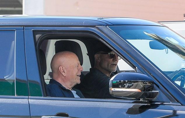 Брюс Уиллис замечен на автомобильной прогулке по Лос-Анджелесу на фоне борьбы с деменцией