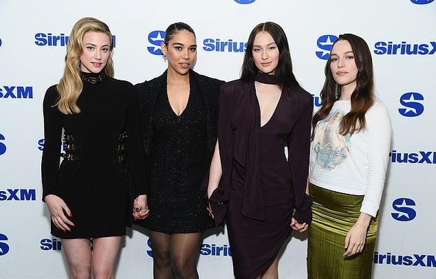 Актриса Лили Рейнхарт вызвала бурные споры в соцсетях, раскритиковав неназванного режиссера-мужчину в новом интервью