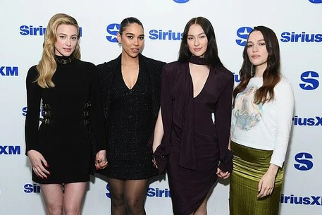 Актриса Лили Рейнхарт вызвала бурные споры в соцсетях, раскритиковав неназванного режиссера-мужчину в новом интервью