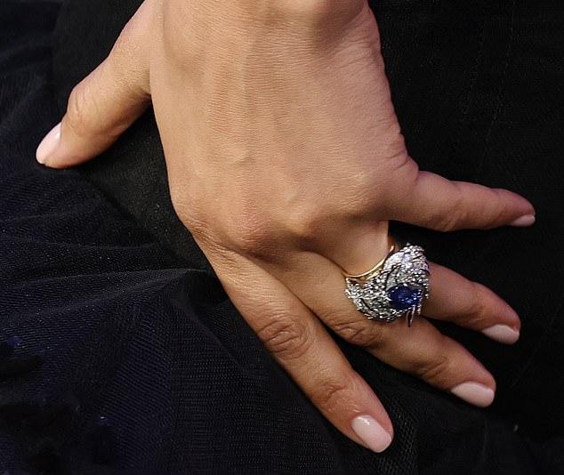 Зендея продолжила игривую свадебную традицию на премьере фильма «Драма» с Робертом Паттинсоном в Нью-Йорке