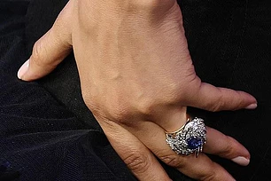 Зендея продолжила игривую свадебную традицию на премьере фильма «Драма» с Робертом Паттинсоном в Нью-Йорке