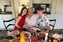 Кэтрин Зета-Джонс, кажется, молодеет с годами, продолжая демонстрировать свою юношескую свежесть в 56 лет