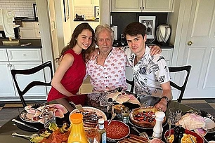 Кэтрин Зета-Джонс, кажется, молодеет с годами, продолжая демонстрировать свою юношескую свежесть в 56 лет