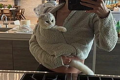 Кайли Дженнер возмутила фанатов, опубликовав фото своей кошки, которую многие назвали не более чем модным аксессуаром