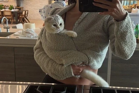 Кайли Дженнер возмутила фанатов, опубликовав фото своей кошки, которую многие назвали не более чем модным аксессуаром