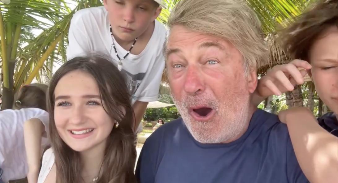 12-летняя дочь Алека Болдуина, Кармен Болдуин, потроллила своего знаменитого отца по поводу большой разницы в возрасте с его женой Хиларией Болдуин