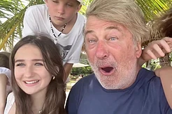 12-летняя дочь Алека Болдуина, Кармен Болдуин, потроллила своего знаменитого отца по поводу большой разницы в возрасте с его женой Хиларией Болдуин