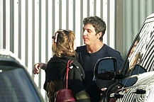 Дакота Джонсон страстно поцеловала своего бойфренда Role Model во время свидания в Лос-Анджелесе