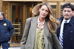 Перед своей затянувшейся судебной тяжбой с Джастином Бальдони Блейк Лайвли обратилась с просьбой к Гильдии продюсеров Америки признать её работу в качестве продюсера