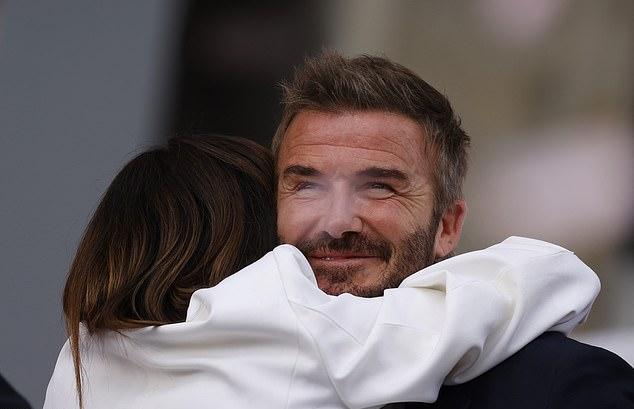 Виктория Бекхэм в безупречном белом костюме на открытии стадиона Дэвида