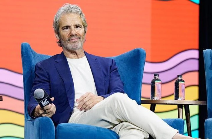 Энди Коэн отпустил колкость в адрес мужа-трансвестита Кристи Ноэм, опубликовав пасхальное послание в Threads в пятницу