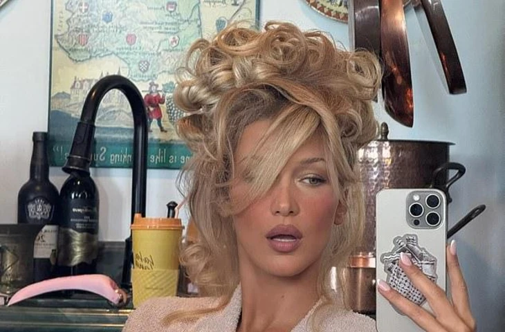 Белла Хадид продемонстрировала стройную фигуру в кружевном бюстгальтере на пикантных закулисных снимках фотосессии