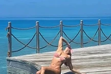 Эшли Робертс взбудоражила сеть, позируя в откровенном розовом бикини во время идиллического отдыха на Мальдивах в воскресенье