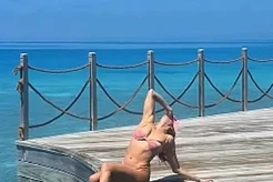 Эшли Робертс взбудоражила сеть, позируя в откровенном розовом бикини во время идиллического отдыха на Мальдивах в воскресенье