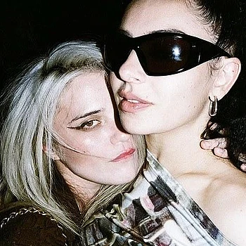 Charli XCX обвинена в несанкционированном использовании неизданных демозаписей другой артистки на своем последнем альбоме, Wuthering Heights