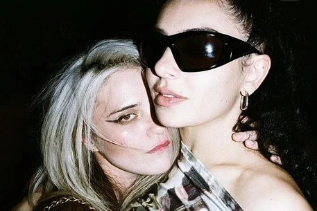 Charli XCX обвинена в несанкционированном использовании неизданных демозаписей другой артистки на своем последнем альбоме, Wuthering Heights