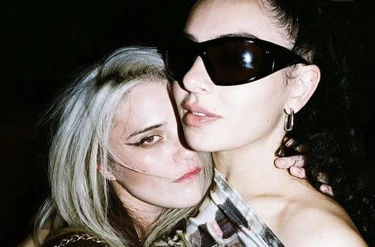 Charli XCX обвинена в несанкционированном использовании неизданных демозаписей другой артистки на своем последнем альбоме, Wuthering Heights