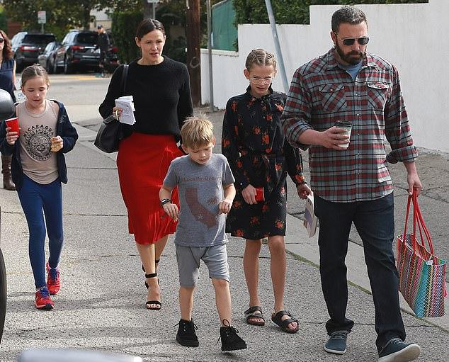 Дженнифер Гарнер проявила нежную заботу о матери и детях по пути в церковь в Лос-Анджелесе на Пасху