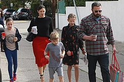 Дженнифер Гарнер проявила нежную заботу о матери и детях по пути в церковь в Лос-Анджелесе на Пасху