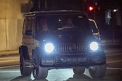 Бритни Спирс была замечена отдыхающей на пассажирском сиденье Мерседес G-Wagon, когда её возили по Лос-Анджелесу в Пасхальное воскресенье, спустя недели после ареста за вождение в нетрезвом виде