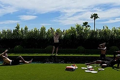 Никола Пельтц показала свою семейную Пасху, ответив на празднование Бекхэмов