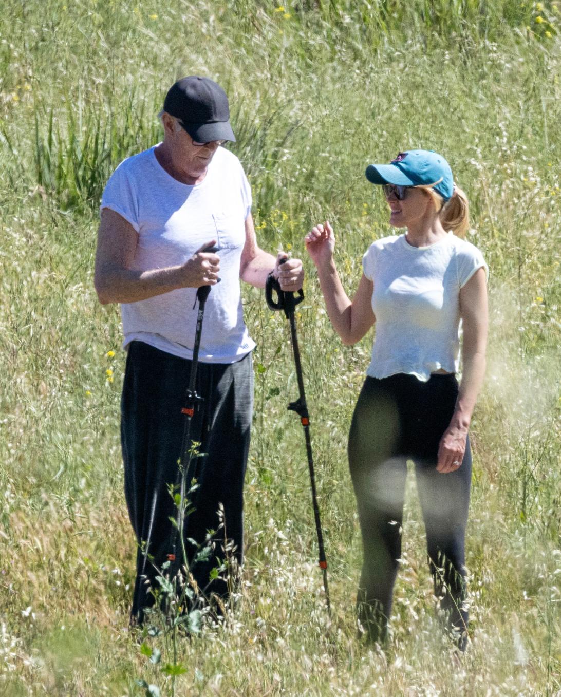 Дэвид Хассельхофф замечен на прогулке с женой Хейли Робертс