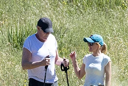 Дэвид Хассельхофф замечен на прогулке с женой Хейли Робертс