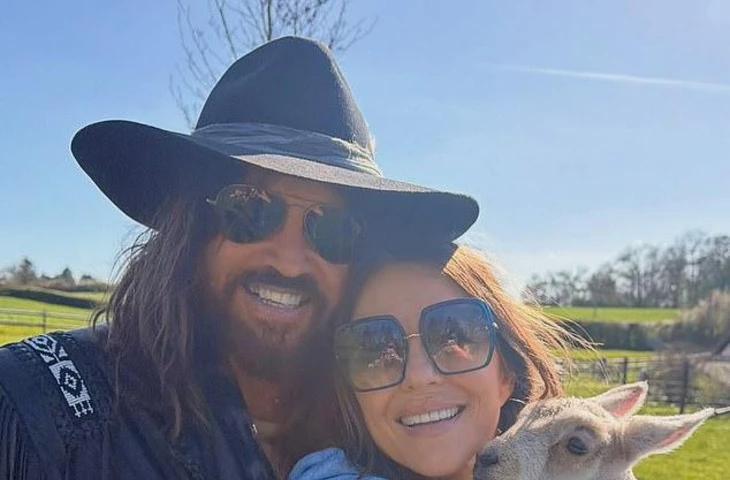 Элизабет Херли провела пасхальные выходные в окружении близких