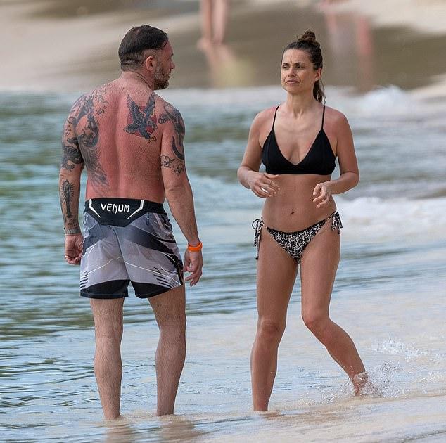 Том Харди продемонстрировал свои многочисленные татуировки, отдыхая на пляже с женой Шарлоттой Райли во время семейного отпуска на Барбадосе в среду