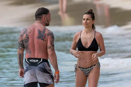 Том Харди продемонстрировал свои многочисленные татуировки, отдыхая на пляже с женой Шарлоттой Райли во время семейного отпуска на Барбадосе в среду