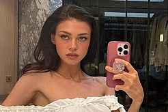 Никола Пельтц позировала в спортивном бюстгальтере для селфи в спортзале во время тренировки, продолжая вызывать обеспокоенность своей резкой потерей веса