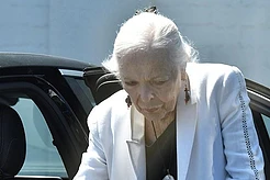 Легенда Золотого века Голливуда, известная по роли Циннамон Картер Кроуфорд в остросюжетном телесериале «Миссия невыполнима», была замечена во время редкой прогулки