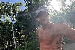 Дэвид Бекхэм с голым торсом показал свои татуировки, позируя для фото в пятницу, после того как его жена Виктория удалила все свои