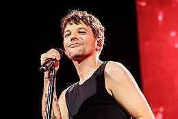 Луи Томлинсон пообещал фанатам возврат средств во время недавнего концерта, раскритиковав продажу билетов без обзора сцены