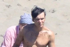 Киллиан Мерфи без рубашки продемонстрировал свою физическую форму, присоединившись к седовласому Дэниелу Крейгу на съемках в Греции