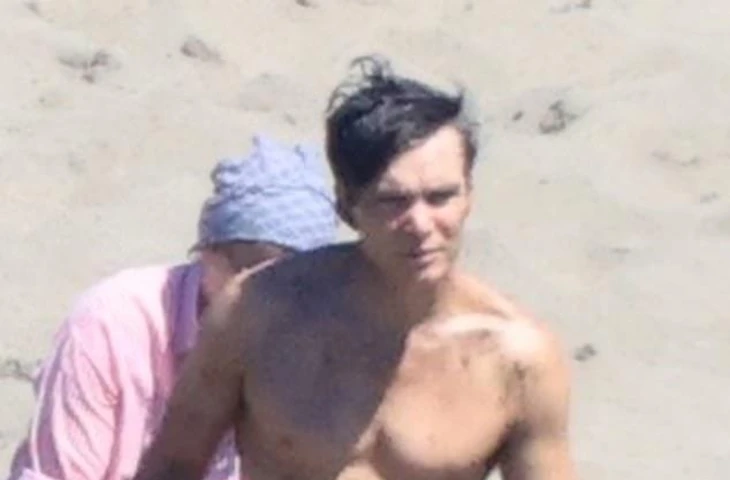 Киллиан Мерфи без рубашки продемонстрировал свою физическую форму, присоединившись к седовласому Дэниелу Крейгу на съемках в Греции